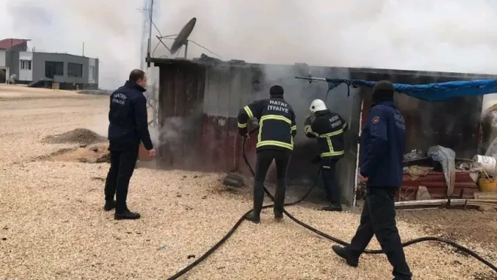 Hatay'da depremzedelerin kaldığı konteyner yandı!