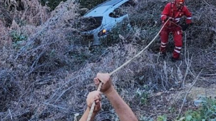 Hatay'da direksiyon hâkimiyetini kaybeden sürücü uçurumdan yuvarlandı!