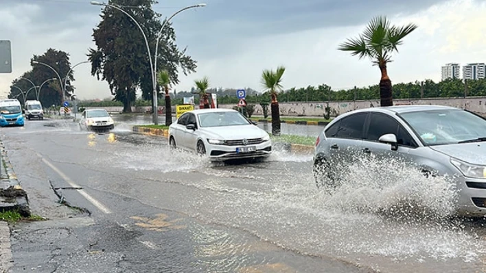 Hatay'da sağanak etkili oldu: Trafik aksadı!