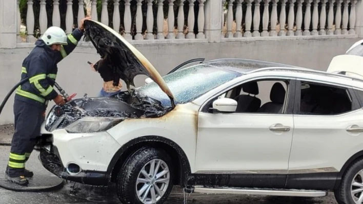 Hatay'da seyir halinde olan cip yangın topuna döndü!