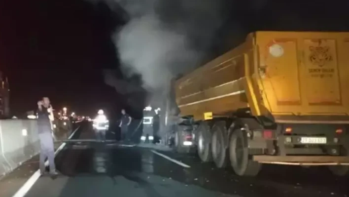 Hatay'da seyir halindeki kamyon alevlere teslim oldu!