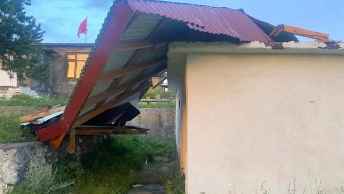 Hatay'da şiddetli rüzgâr çatı uçurdu!