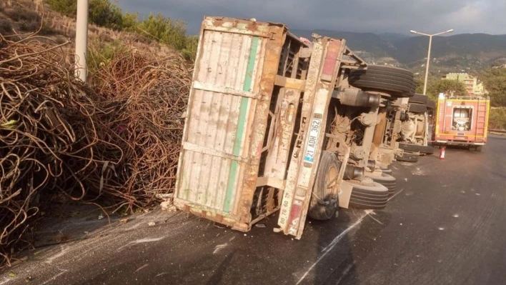 Hatay'da tır devrildi: Sürücü yaralandı!