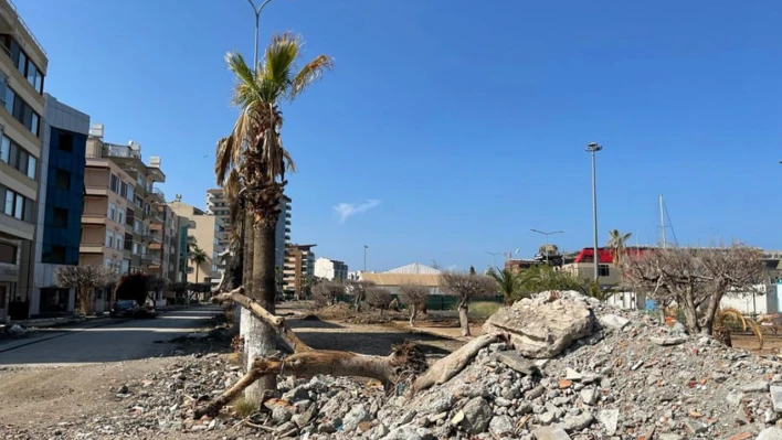 Hatay'daki depremden binalardan beton parçaları düştü!