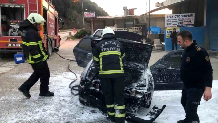 Seyir halindeki araç aniden alev aldı: İmdada itfaiye yetişti!