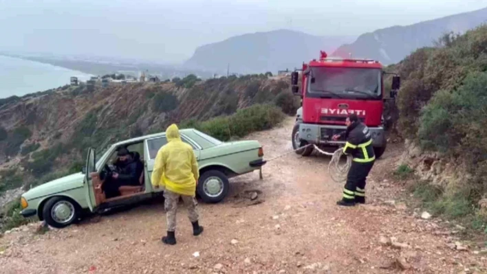 Uçurumda mahsur kalan aracı itfaiye kurtardı!