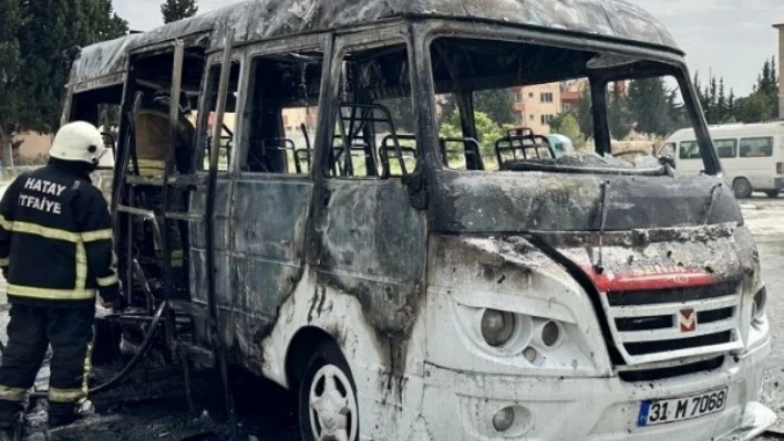 Yolcu seferine katılan minibüs alev aldı: Araç küle döndü!