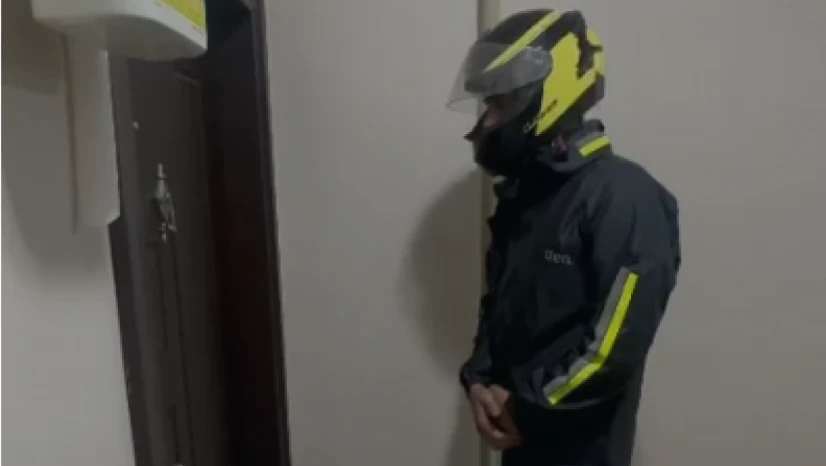 Kurye kılığındaki polis, Firari dolandırıcıyı yakaladı!