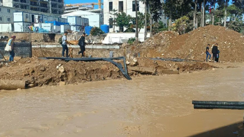 Hatay'da eğitimin yolu çamurla kaplı: Öğrenciler mağdur!