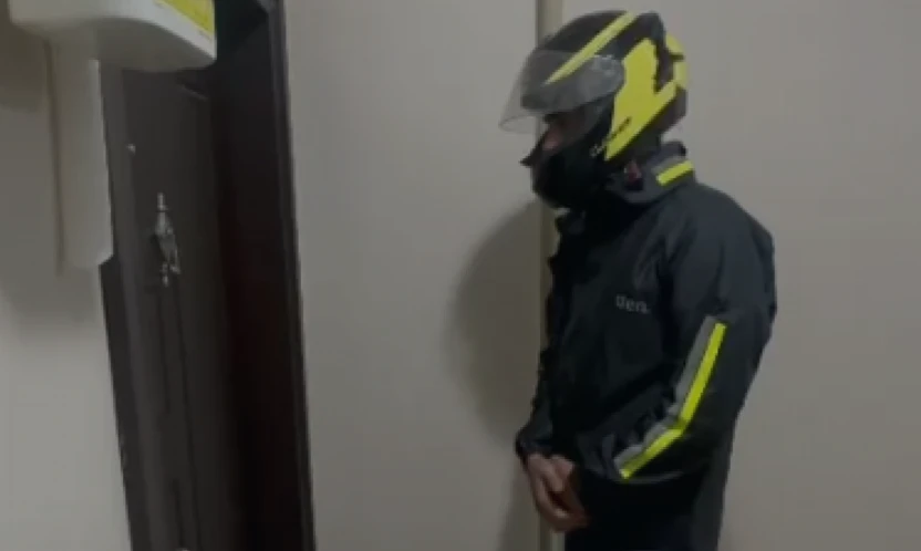 Kurye kılığındaki polis, Firari dolandırıcıyı yakaladı!